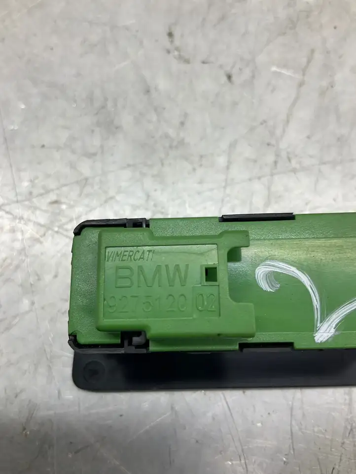 BMW 5 G30 G31 (2016 - ) 9275120 Кнопка закрытия багажника — фото 3