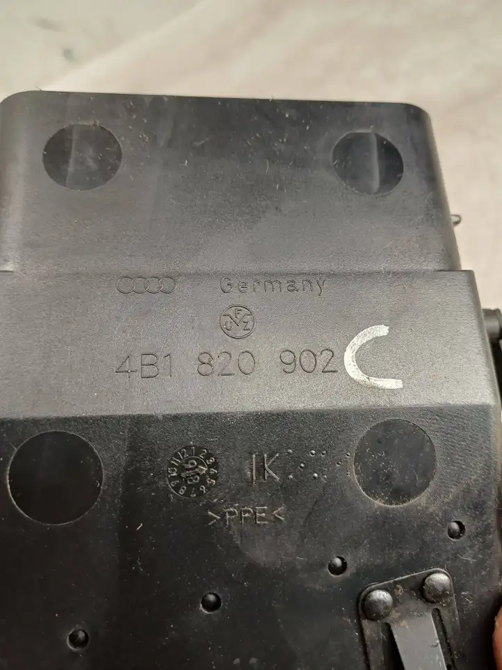 Audi A6 S6 C5 4B (1997 - 2001) 4B1820902 Боковой воздушный дефлектор — фото 7