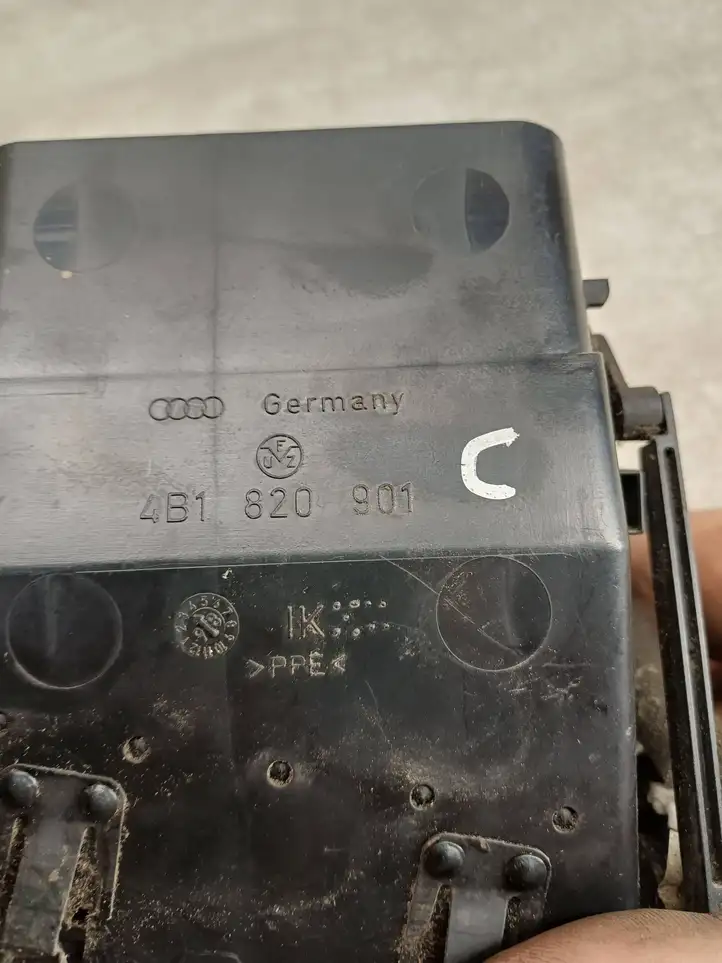 Audi A6 S6 C5 4B (1997 - 2001) 4B1820901 Боковой воздушный дефлектор — фото 8