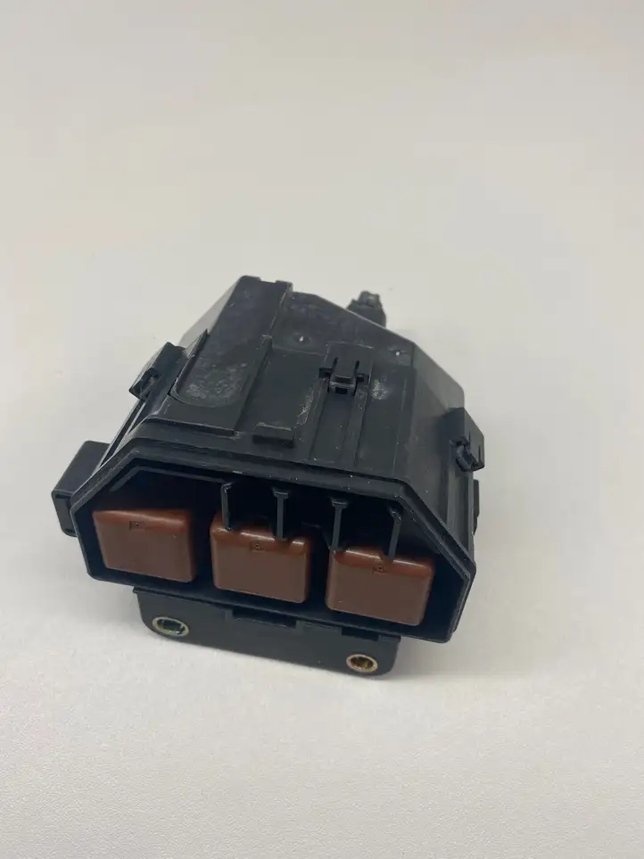 Toyota Land Cruiser (J120) (2002 - 2009) Блок монтирования реле — фото 1