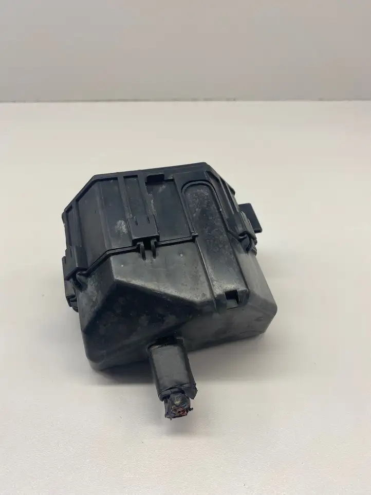 Toyota Land Cruiser (J120) (2002 - 2009) Блок монтирования реле — фото 2