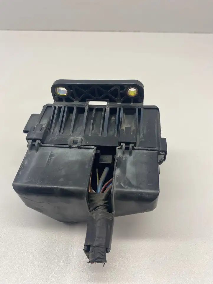 Toyota Land Cruiser (J120) (2002 - 2009) Блок монтирования реле — фото 3