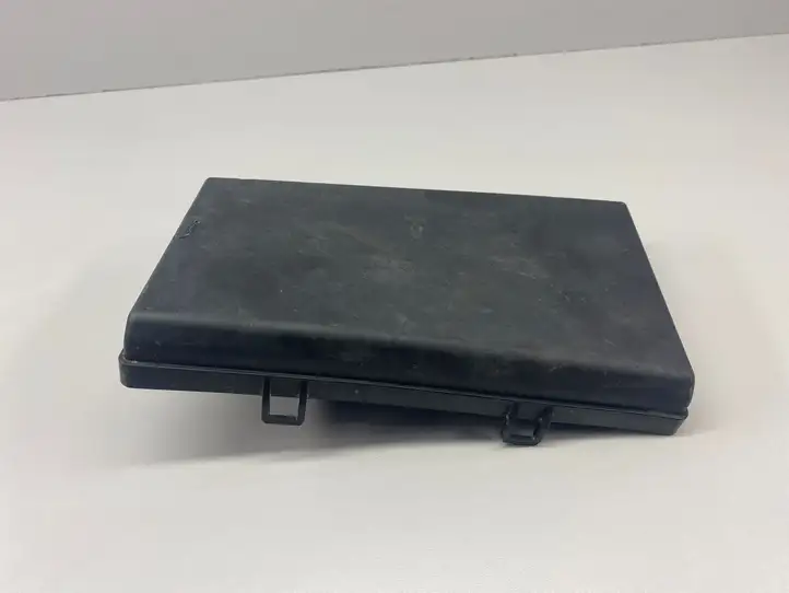 Toyota Land Cruiser (J120) (2002 - 2009) 8266260331 Крышка ящика предохранителей — фото 1