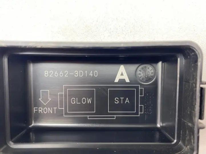 Toyota Land Cruiser (J120) (2002 - 2009) 826623D140 Крышка ящика предохранителей — фото 3