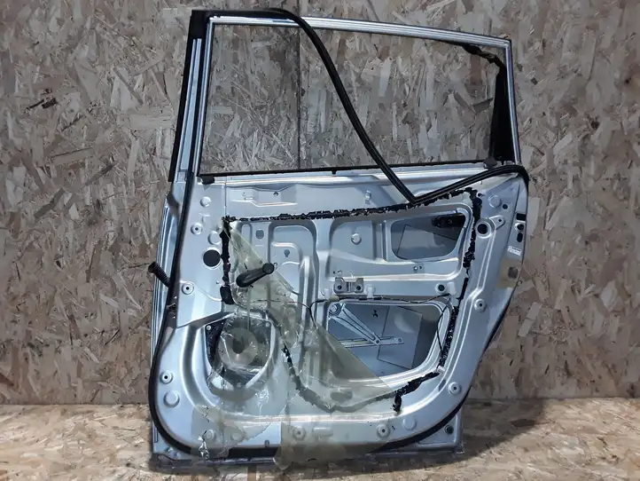 Toyota Corolla Verso E121 (2004 - 2007) Задняя дверь — фото 4