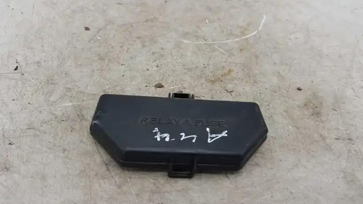 Toyota Land Cruiser (J120) (2002 - 2009) 8266242140 Крышка ящика предохранителей — фото 1