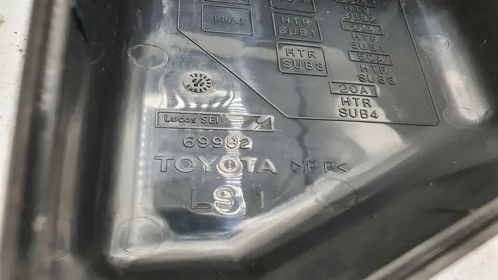 Toyota Avensis T220 (2000 - 2003) Крышка ящика предохранителей — фото 2