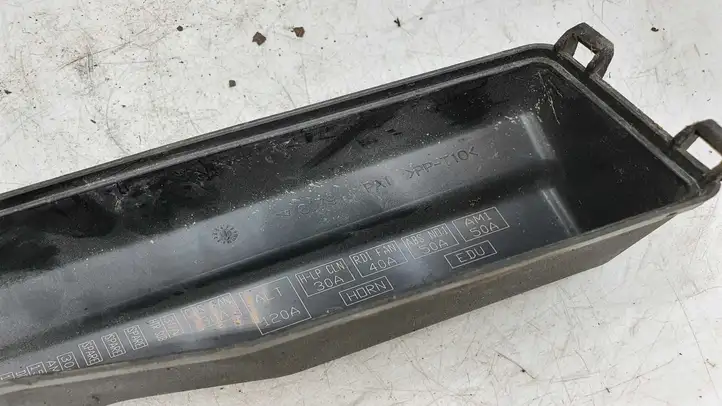 Toyota Corolla E120 E130 (2000 - 2004) Крышка ящика предохранителей — фото 3