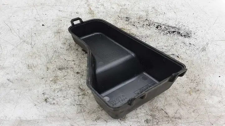 Toyota Corolla Verso E121 (2004 - 2007) Крышка ящика предохранителей — фото 3