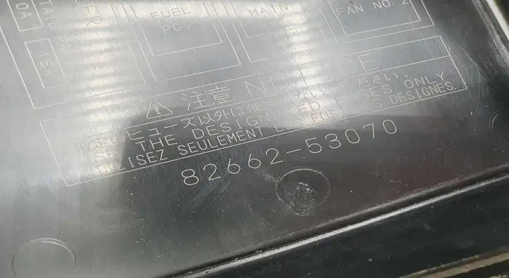 Lexus IS 220D-250-350 (2005 - 2010) 8266253070 Крышка ящика предохранителей — фото 2
