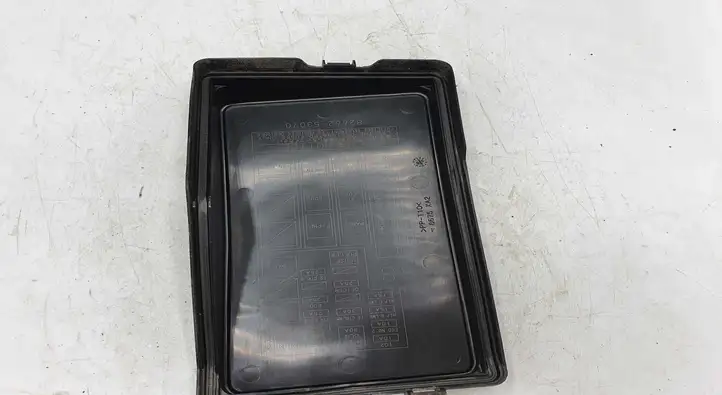 Lexus IS 220D-250-350 (2005 - 2010) 8266253070 Крышка ящика предохранителей — фото 3