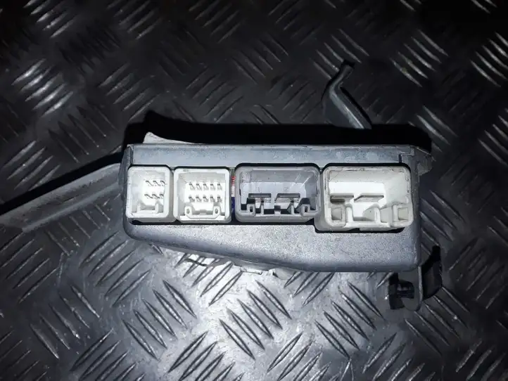 Toyota Corolla E120 E130 (2004 - 2007) 8965002010 Блок управления усилителем руля — фото 2