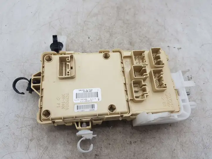 Toyota Corolla Verso E121 (2004 - 2007) 892210F030 Блок предохранителей — фото 3