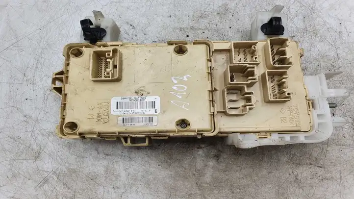 Toyota Corolla Verso AR10 (2004 - 2009) 2420567939 Блок предохранителей — фото 3