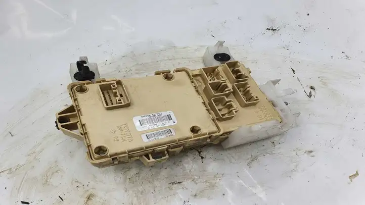 Toyota Corolla Verso E121 (2004 - 2007) 892210F030 Блок предохранителей — фото 2