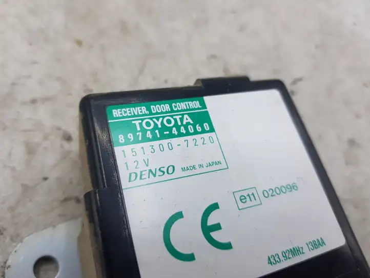 Toyota Avensis Verso (2001 - 2004) 8974144060 Блок управления дверью — фото 3