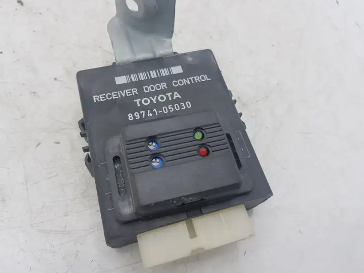 Toyota Avensis T220 (2000 - 2003)  8974105030 Блок управления дверью