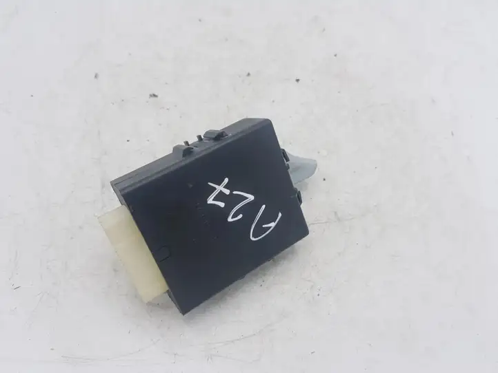 Toyota Avensis T220 (2000 - 2003)  8974105030 Блок управления дверью