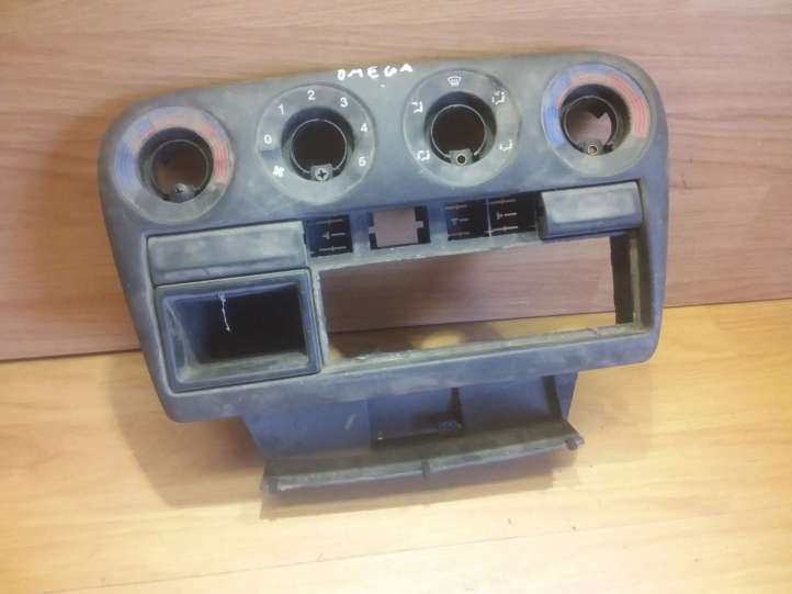 090429965 Opel Omega B1 Klimato kontrolės/ pečiuko kontrolės apdaila