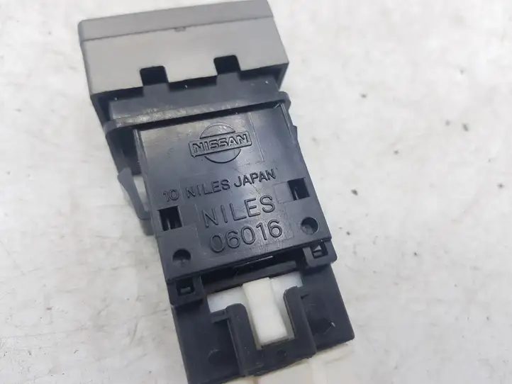 Nissan X-Trail T30 (2001 - 2007) 06016 Кнопка обогрева стекла — фото 2
