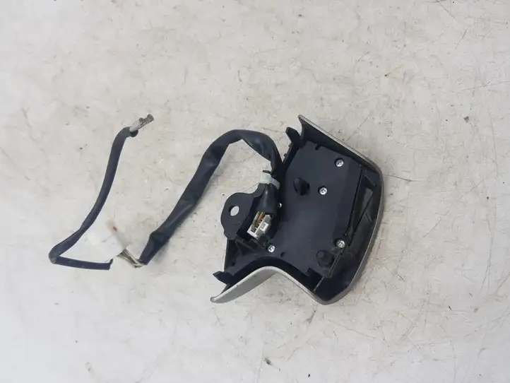 Toyota Auris 150 (2006 - 2012) Кнопки на рулевом колесе — фото 2