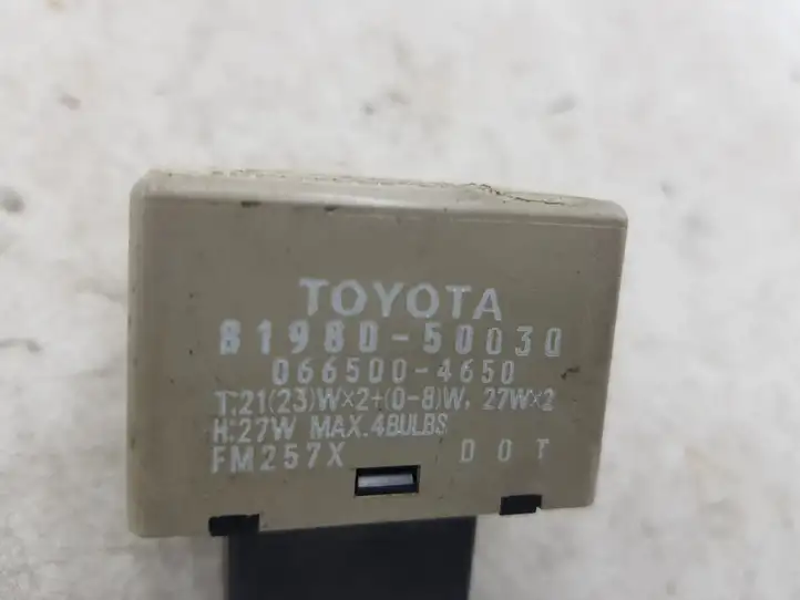 Toyota Avensis Verso (2001 - 2004) 8198050030 Реле индикатора — фото 2