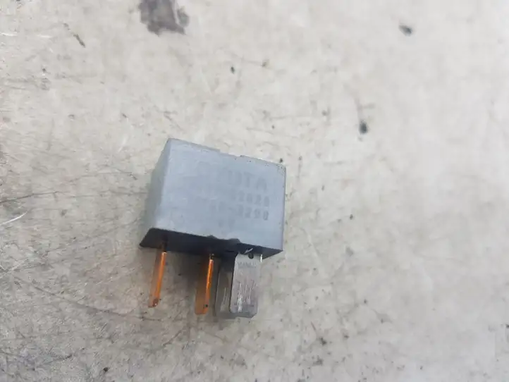 Toyota Previa (XR30, XR40) II (2000 - 2006) 9098702028 Другое реле — фото 1