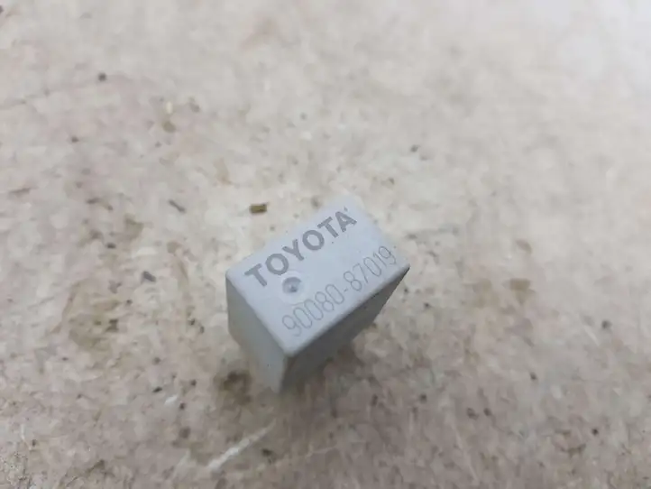 Toyota Corolla Verso E121 (2004 - 2007) 9008087019 Другое реле — фото 1