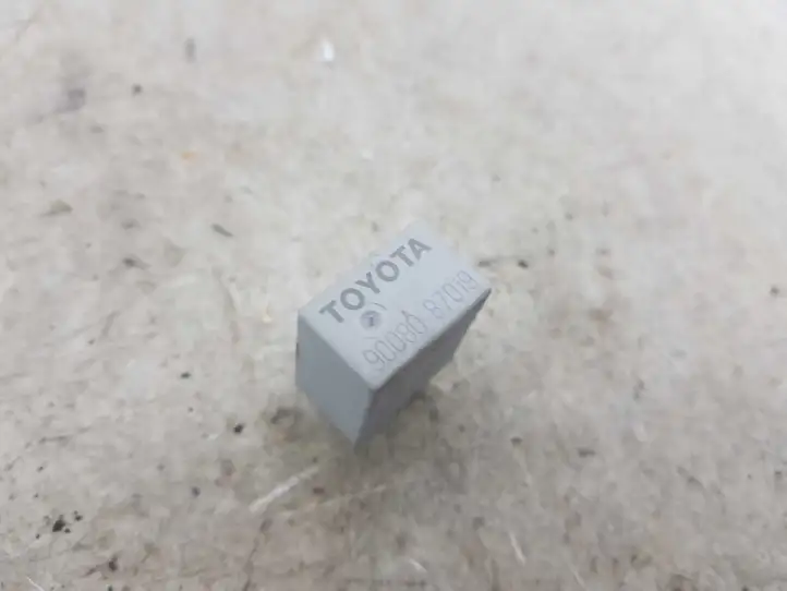 Toyota Corolla Verso E121 (2004 - 2007) 9008087019 Другое реле — фото 1