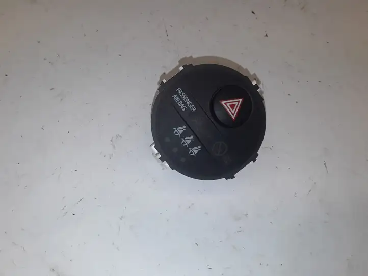 Toyota Yaris (2012 - 2014) 8395000100 Включатель аварийных фонарей — фото 3