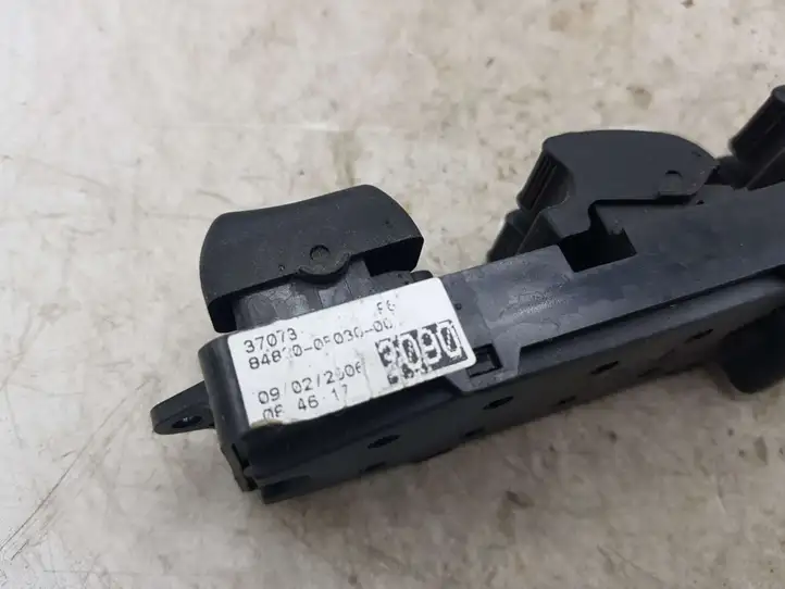 Toyota Corolla Verso E121 (2004 - 2007) 84300F030 Кнопка стеклоподъемников — фото 3