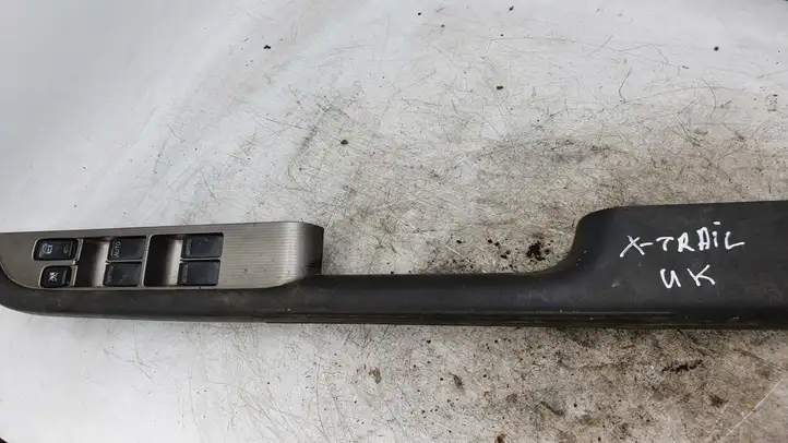 Nissan X-Trail T30 (2001 - 2007)  8049488H300 Кнопка стеклоподъемников