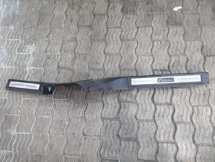 Cadillac SRX (2009 - 2012) L0196822 Внутренняя отделка переднего порога — фото 4