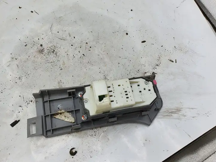 Toyota Yaris (2005 - 2009) 742320D110 Блок кнопок стеклоподъемников — фото 3