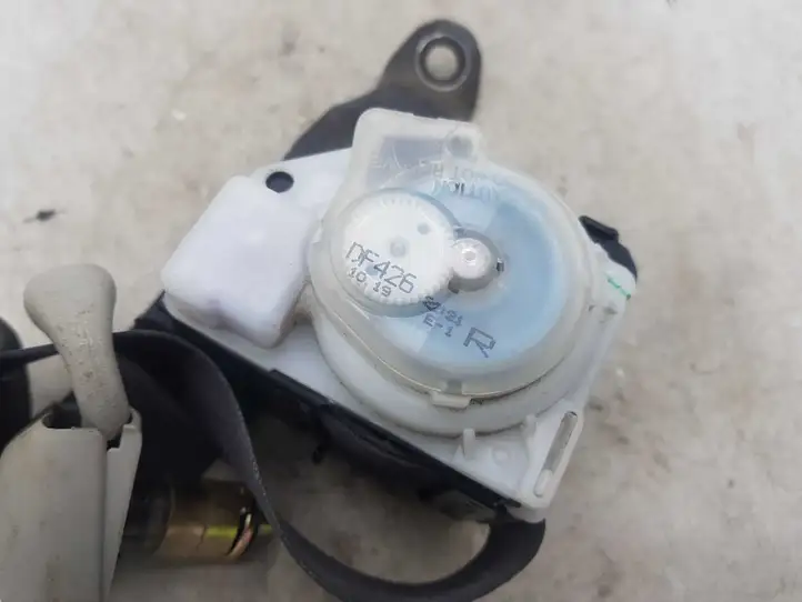 Toyota Corolla Verso E121 (2004 - 2007) DF426 Задний ремень безопасности — фото 2