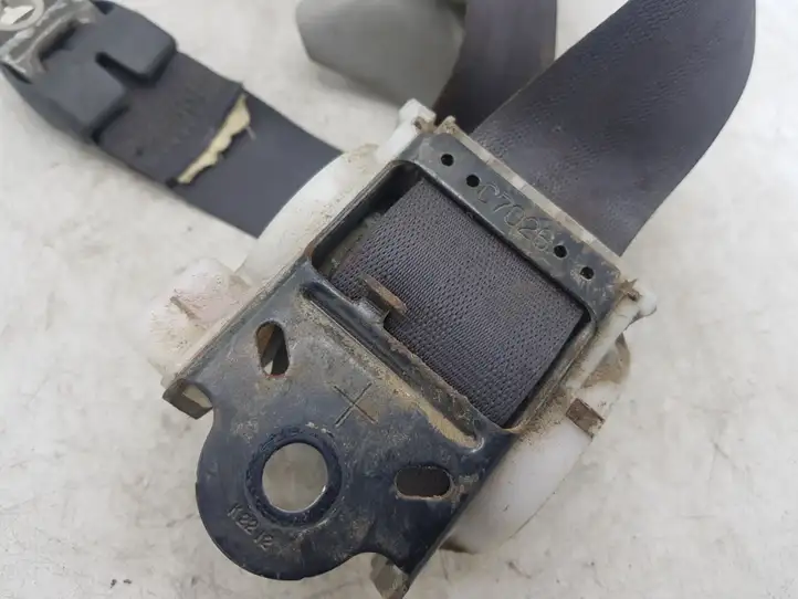 Toyota Avensis Verso (2001 - 2004) DF024 Задний ремень безопасности — фото 3
