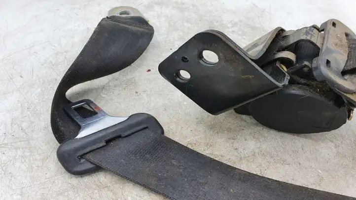 Toyota Avensis T220 (2000 - 2003) 16398D Задний ремень безопасности — фото 3