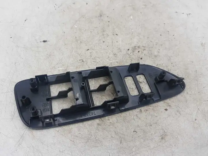 Toyota Auris 150 (2006 - 2012) 7423212560 Накладка кнопки стеклоподъемника — фото 3