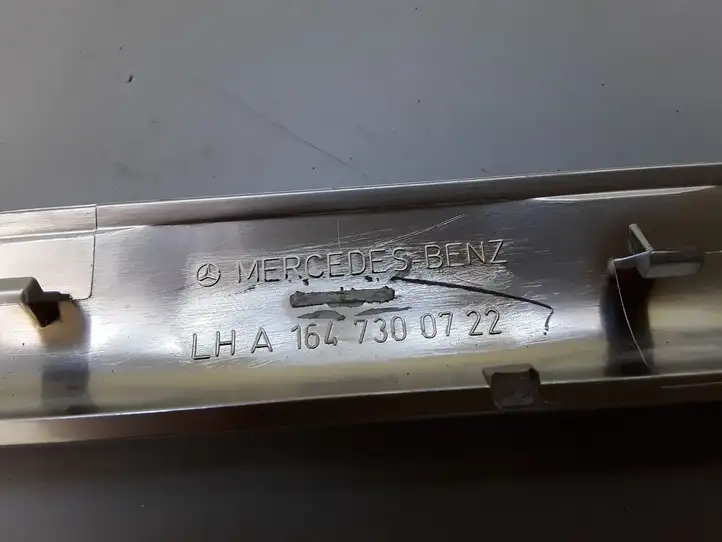 Mercedes-Benz ML W164 (2005 - 2011) A1647300722 Обшивка задней двери — фото 2