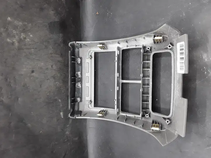 Cadillac SRX (2009 - 2012) Отделка внутренней панели салона — фото 3