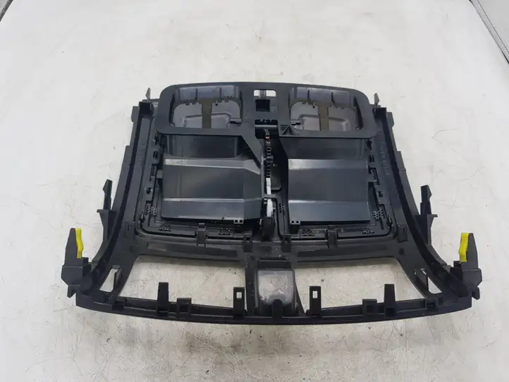 Toyota Auris 150 (2006 - 2012) 5567012420 Центральный воздушный дефлектор — фото 2