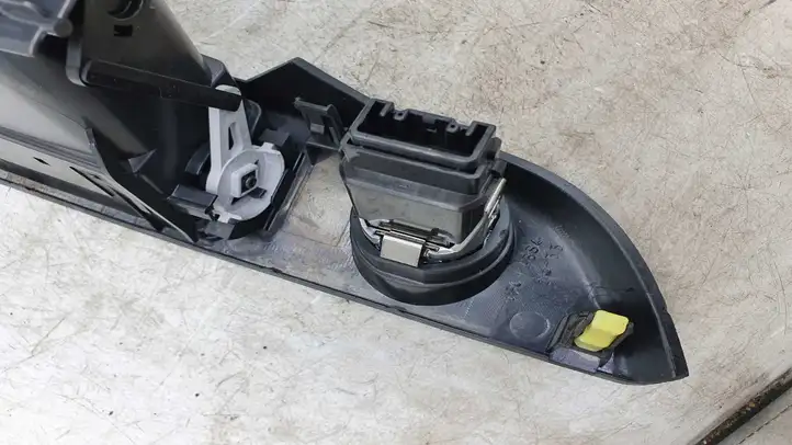 Toyota Corolla Verso E121 (2004 - 2007) 5568064020 Боковой воздушный дефлектор — фото 2