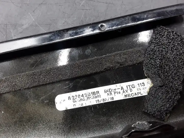 Renault Scenic III - Grand scenic III (2009 - 2016) 802840018R Накладка стекла передней двери — фото 4