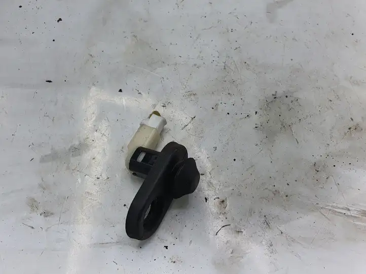 Mazda 5 (2005 - 2010)   Датчик открывания передней двери (на крыле)