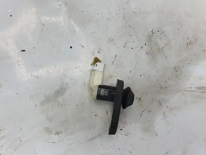 Mazda 5 (2005 - 2010)   Датчик открывания передней двери (на крыле)