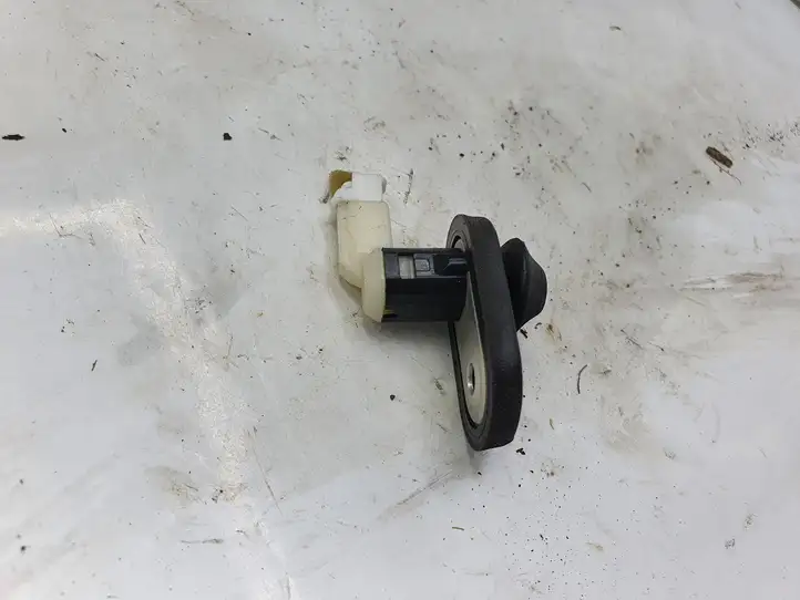 Mazda 5 (2005 - 2010)   Датчик открывания передней двери (на крыле)