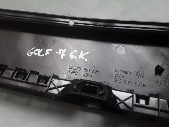 Volkswagen Golf VII (2013 - 2019) 5G6839901A Накладка стекла задней двери — фото 3
