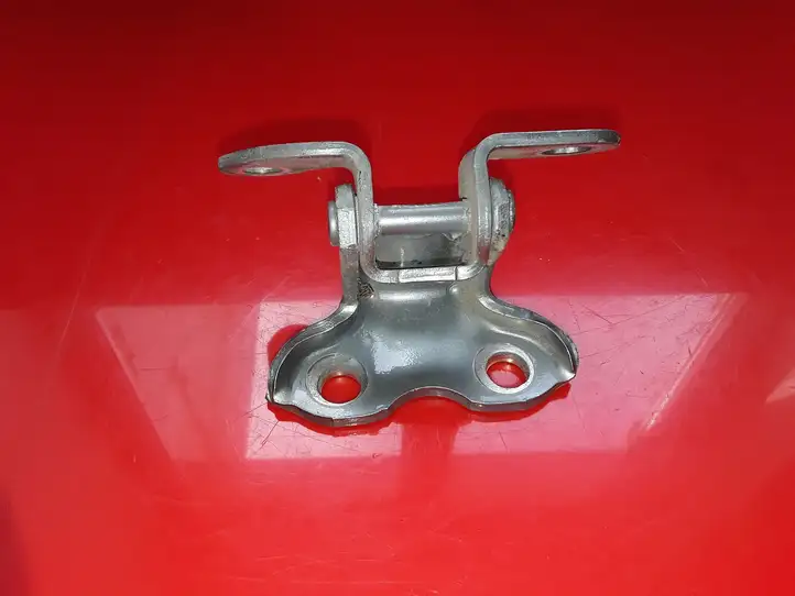 Toyota RAV 4 (XA30) (2006 - 2016) Верхняя петля задней двери — фото 1