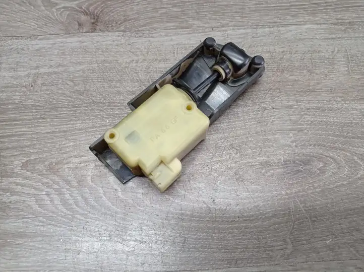 Volvo V70 (2000 - 2004) Привод замка крышки топливного бака — фото 2