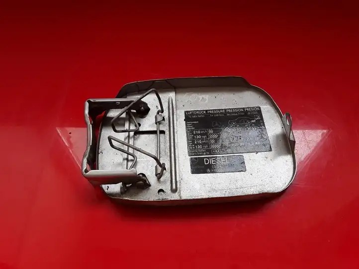 Mercedes-Benz CLK A209,C209 (2002 - 2009) A2095840639 Крышка топливного бака — фото 2